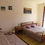 Cozy With Large Balcony Apartmán