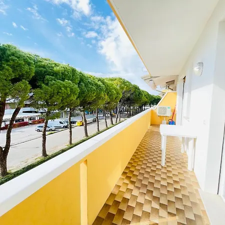 Cozy With Large Balcony Μπιμπιόνε