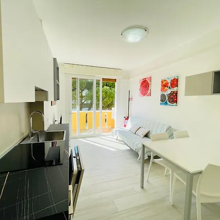 Cozy With Large Balcony Διαμέρισμα Μπιμπιόνε